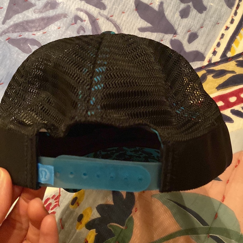 Lululemon hat - Picture 2 of 4